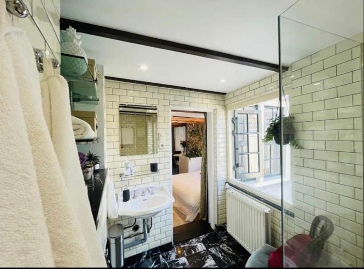 The Enlightened House Luxury Suites Амстердам Екстериор снимка